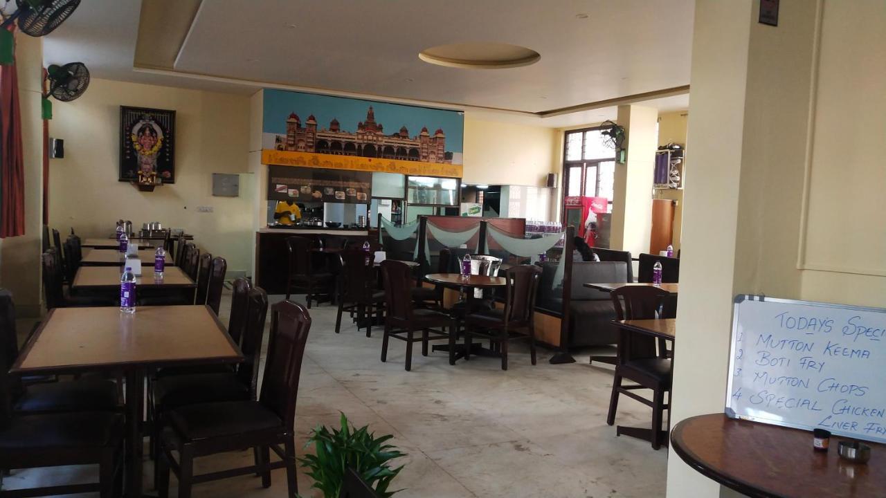 Hotel Vyshak International Mysore Eksteriør bilde